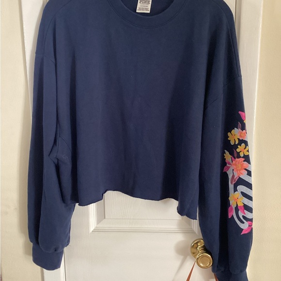 PINK Victoria's Secret Navy Crop Top with Floral Sleeve - Picture 1 of 3